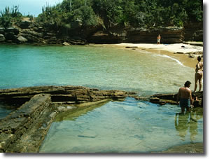 guas cristalinas da Praia Azaedinha - Bzios - Brasil